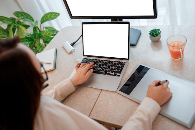 Mujer diseñadora trabajando en la oficina en casa con nuevas ideas Joven mujer independiente feliz trabajando en un proyecto viendo películas en la computadora estudiando blogs descansando y chateando en línea