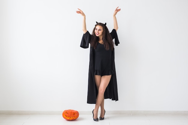 mujer con disfraz de halloween