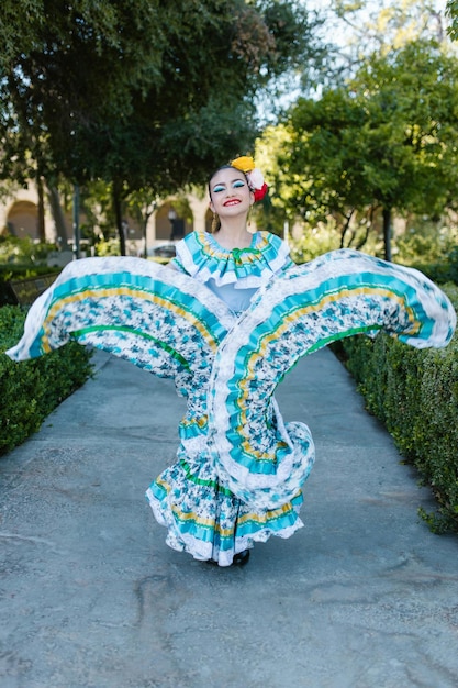 Foto una mujer en un disfraz con un pavo real en su pecho está posando para una foto