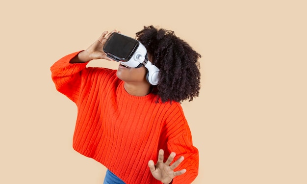 Mujer disfruta asombrada de la experiencia de las gafas de realidad virtual