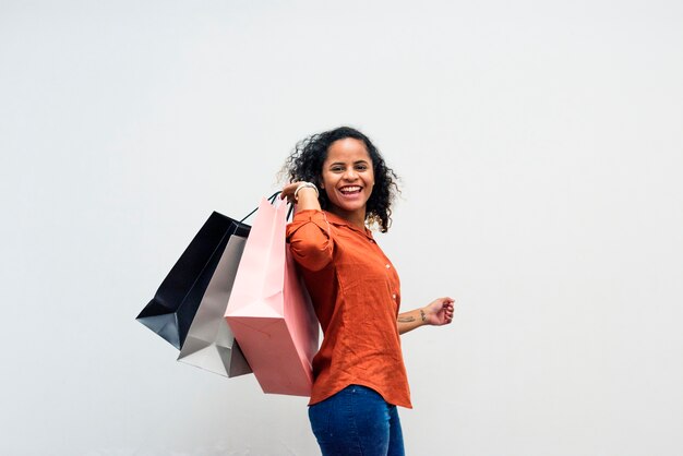 Mujer disfruta de compras en el fin de semana