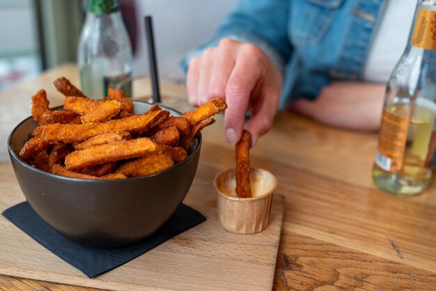 La mujer disfruta de una deliciosa batata frita