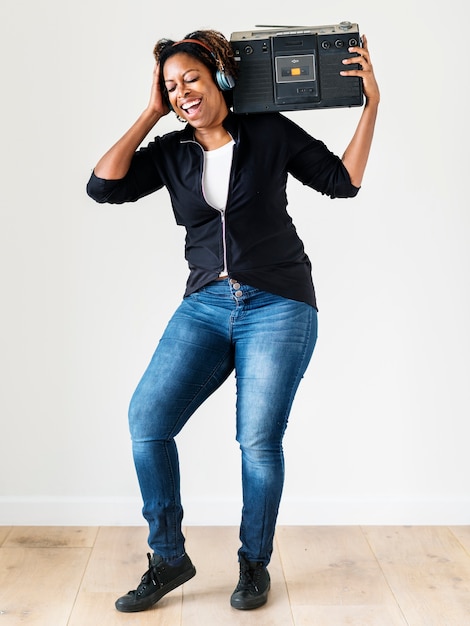 Mujer disfruta escuchando música