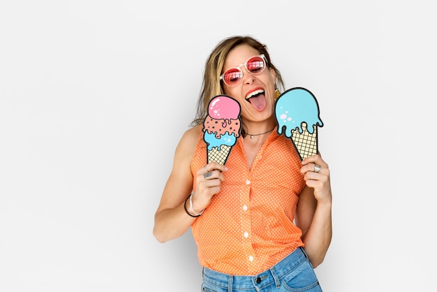 Mujer disfruta feliz ilustración helado