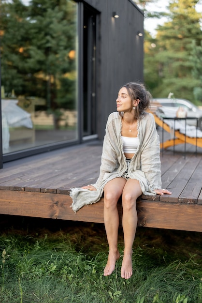 Mujer disfruta de la naturaleza en casa de campo