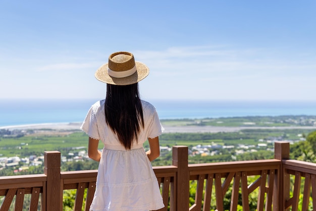 La mujer disfruta del paisaje con vista al mar