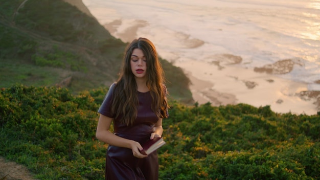 La mujer disfruta de un paseo por la costa por la noche tranquila cerca de una chica romántica posando en la naturaleza