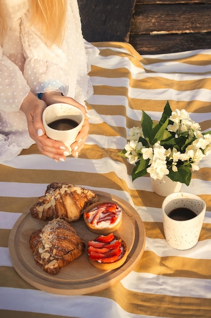 Foto la mujer disfruta de un sabroso café en un picnic al aire libre