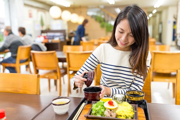 Mujer disfruta de su comida en el restaurante