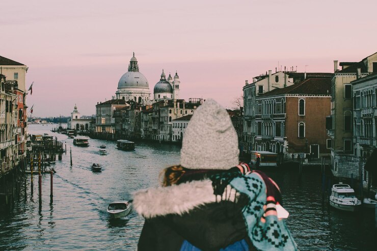 Una mujer disfruta de la vista del Gran Canal y de la Basílica de Santa María de la Salud en Venecia, Italia