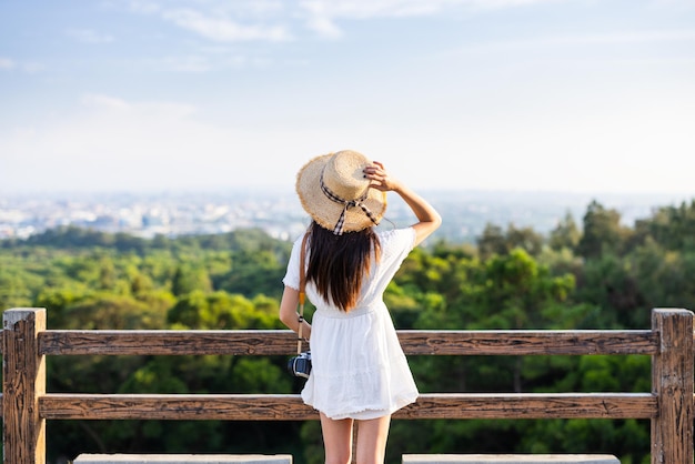 La mujer disfruta de la vista