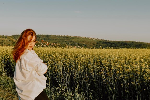 Mujer disfrutando del atardecer en el campo