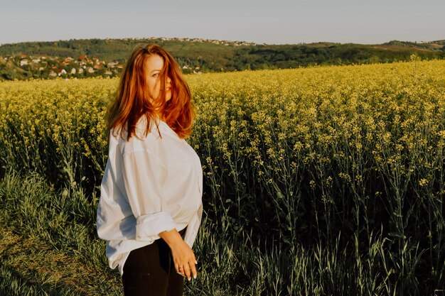 Mujer disfrutando del atardecer en el campo