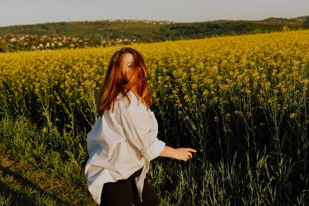 Mujer disfrutando del atardecer en el campo