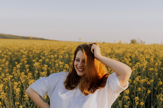 Mujer disfrutando del atardecer en el campo