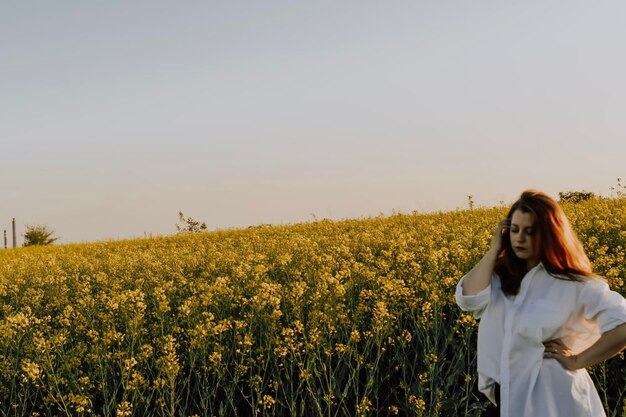 Mujer disfrutando del atardecer en el campo