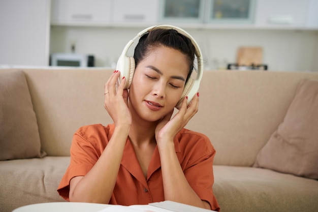 Mujer disfrutando de buena música