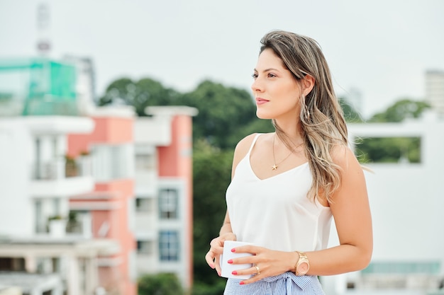 Mujer disfrutando del café