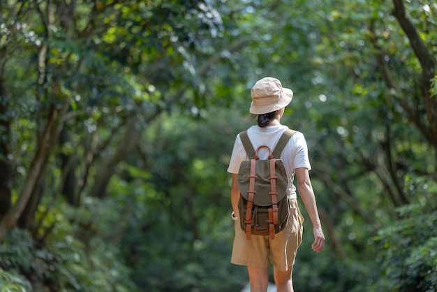 Mujer disfrutando de una caminata en el bosque