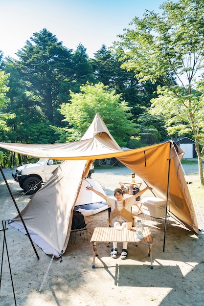 Una mujer disfrutando de un campamento en solitario en un buen día.