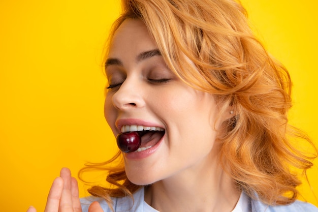 Mujer disfrutando de cereza dulce fresca Boca femenina comiendo cereza dulce Boca femenina de primer plano degustando cereza dulce