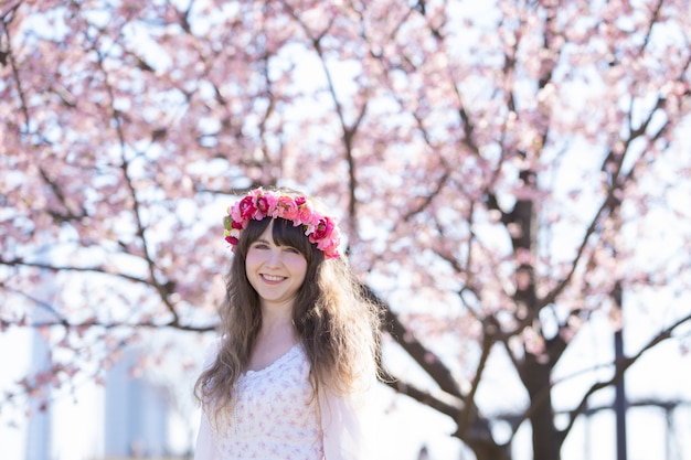 Una mujer disfrutando de los cerezos en flor