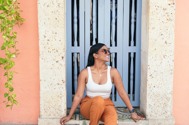 Mujer disfrutando de las coloridas calles de la ciudad colonial amurallada de Cartagena de Indias