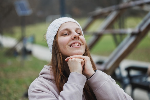 Una mujer disfrutando de un día de relajación en el parque a finales del otoño