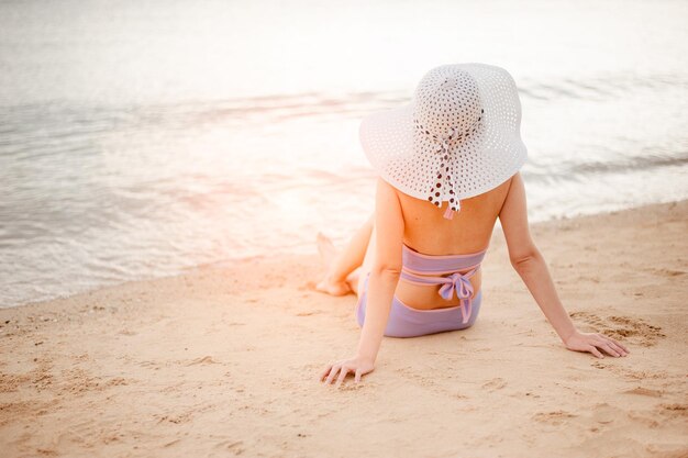 Mujer disfrutando de un día soleado en la playa tropical