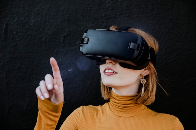 Mujer disfrutando de una experiencia de realidad virtual
