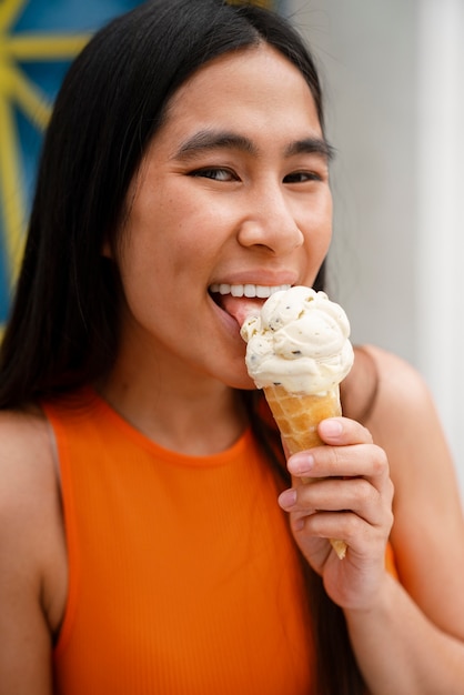 Foto mujer disfrutando de un helado afuera