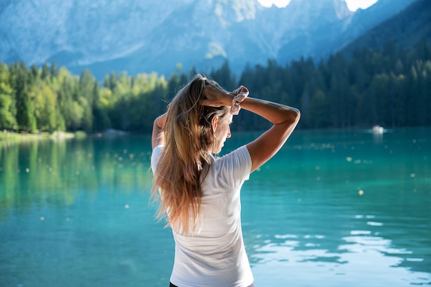 Foto mujer disfrutando por el hermoso lago fusine en italia