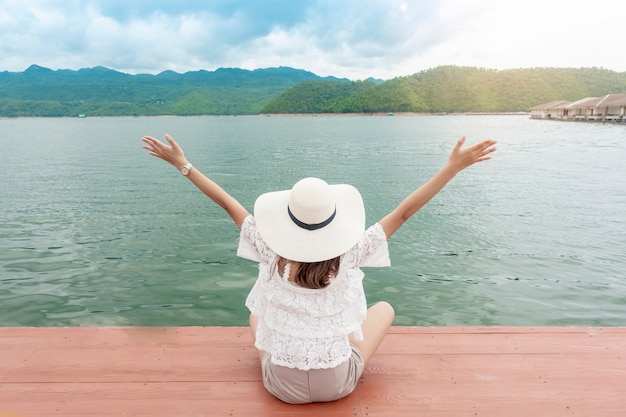 mujer disfrutando con hermoso lago y montaña