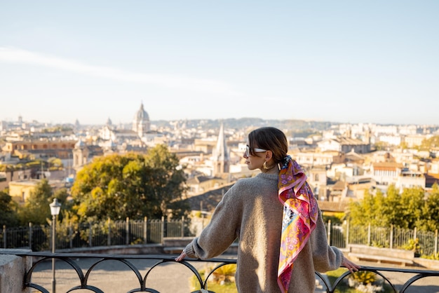 Mujer disfrutando del hermoso paisaje urbano matutino de roma