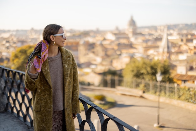 Mujer disfrutando del hermoso paisaje urbano matutino de roma