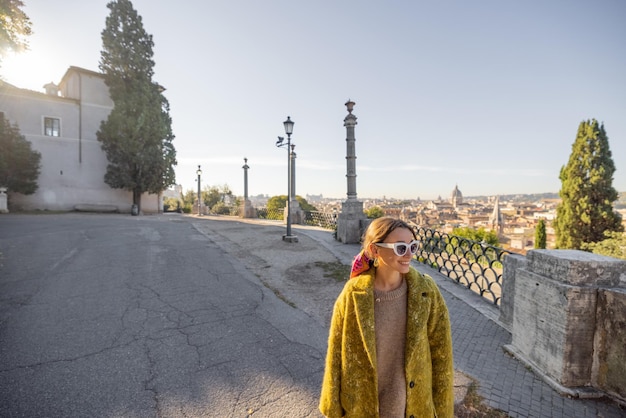 Mujer disfrutando del hermoso paisaje urbano matutino de roma