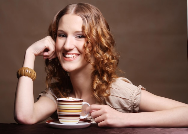 Mujer disfrutando de la hora del café