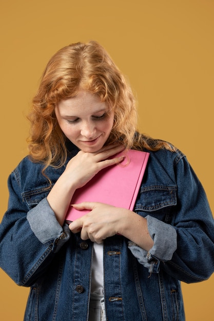 Foto mujer disfrutando de un libro