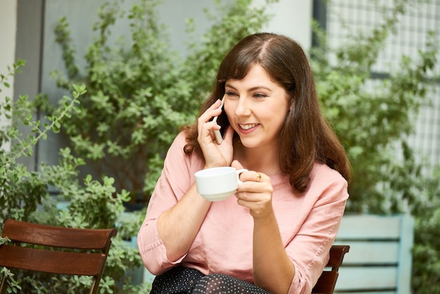 Mujer disfrutando de llamada telefónica