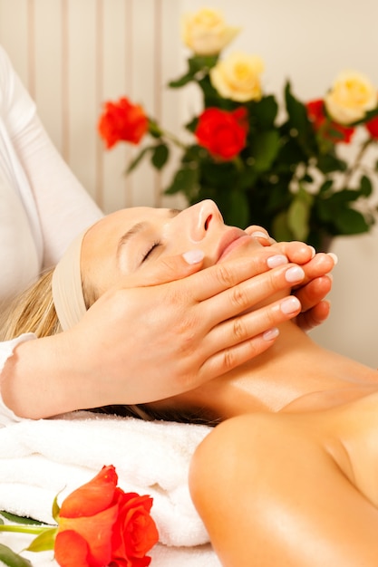 Mujer disfrutando de masaje de cabeza de bienestar