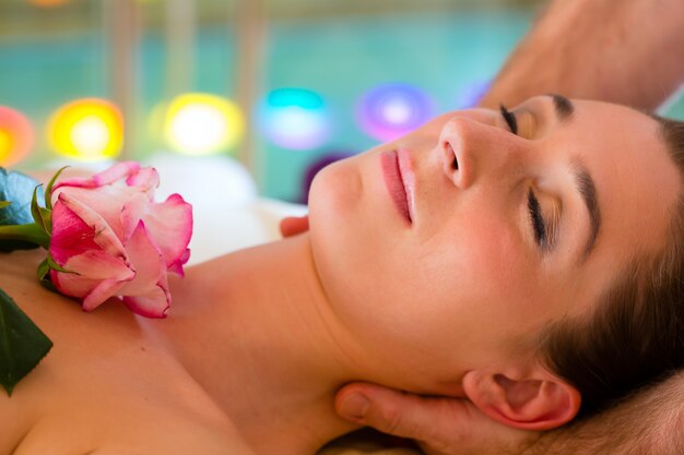 Mujer disfrutando de un masaje en la cabeza en un spa