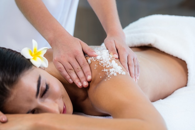 Foto mujer disfrutando de un masaje exfoliante