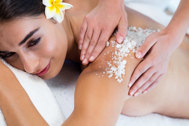 Mujer disfrutando de un masaje exfoliante