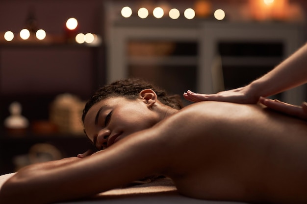Mujer disfrutando de un masaje relajante