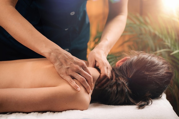 Mujer disfrutando de un masaje de tejido profundo