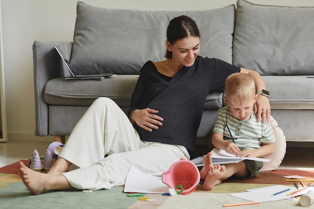 Mujer disfrutando de la maternidad