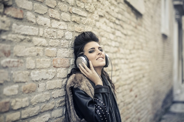 Mujer disfrutando de la música