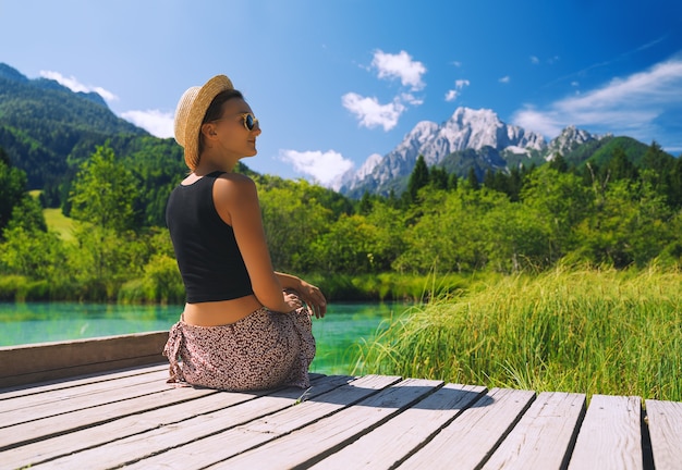 Foto mujer disfrutando de la naturaleza verde al aire libre reserva natural en eslovenia europa personas en la naturaleza