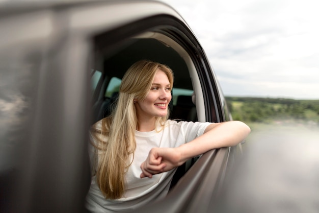 Mujer disfrutando de un paseo en coche