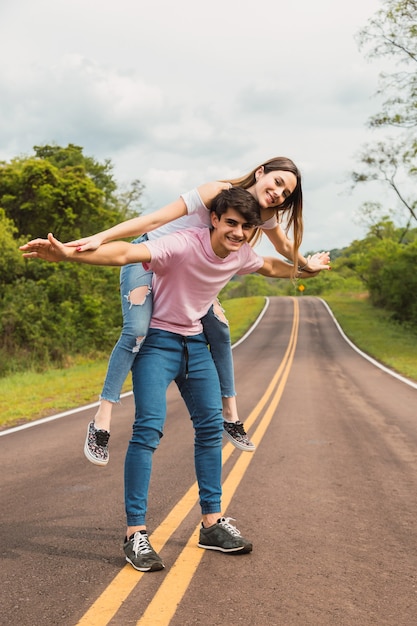 Mujer disfrutando de un paseo a cuestas en la espalda de su novio.